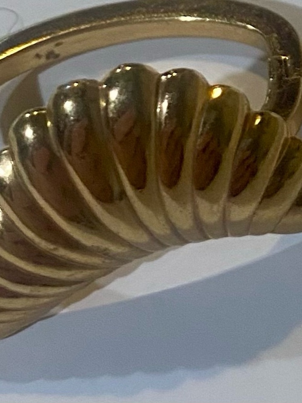 VTG gold-toned fluted shell scarf clip